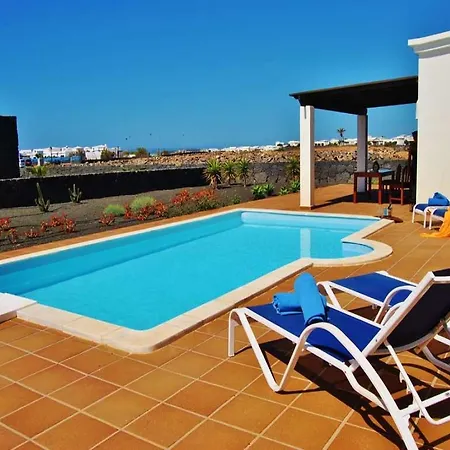 Playa Blanca Sleeps 6 Wifi T691309 *